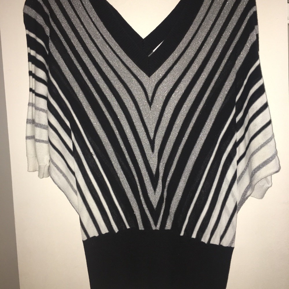 New York & Company Black and White V-neck top